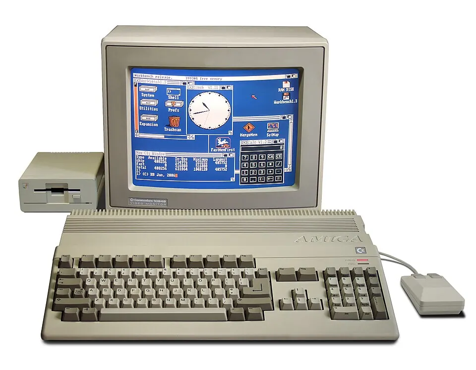 The Amiga 500 — everything lives in the keyboard unit, including the floppy drive.