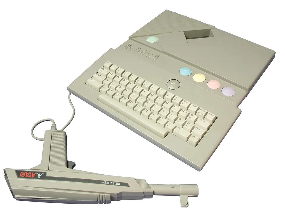 An Atari XEGS with its detachable keyboard and light gun.