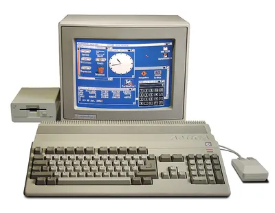The Amiga 500 — everything lives in the keyboard unit, including the floppy drive.